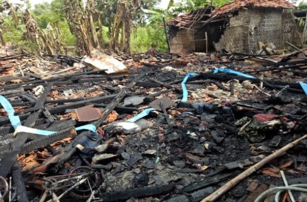 Foto: rumah warga pamekasan yang terbakar disambar petir