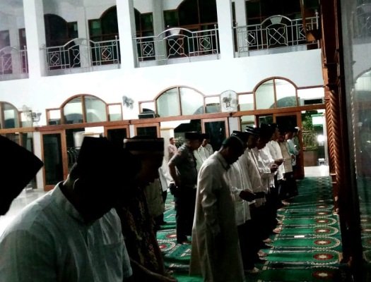 foto; Dandim 0831/Surabaya Timur Shalat Tahajud Bersama Warga