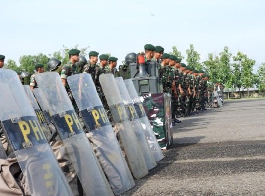 foto: pasukan tentara siap kawal pemilu ngawi