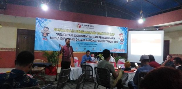 Foto: Ketua Bawaslu Sumenep, Anwar Nuris saat Sosialisasi Peliputan Dan Dokumentasi Pemilu 2019