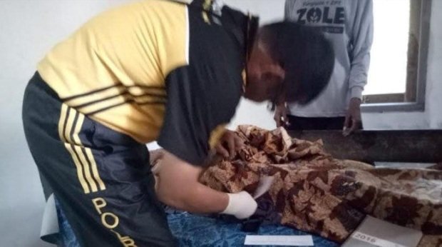 Foto: Polres Tuban memeriksa kondisi pria yang gantung diri di Kecamatan Kerek