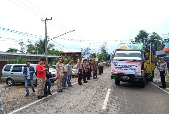 foto: pendistribusian kertas ke kecamatan 