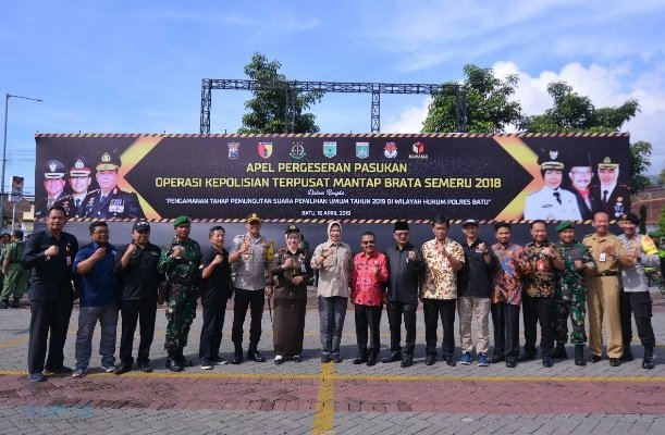 foto: Kapolres Batu saat sesi foto bersama usai Apel Pergeseran Pasukan Operasi Kepolisian Terpusat Mantap Brata Semeru 2019
