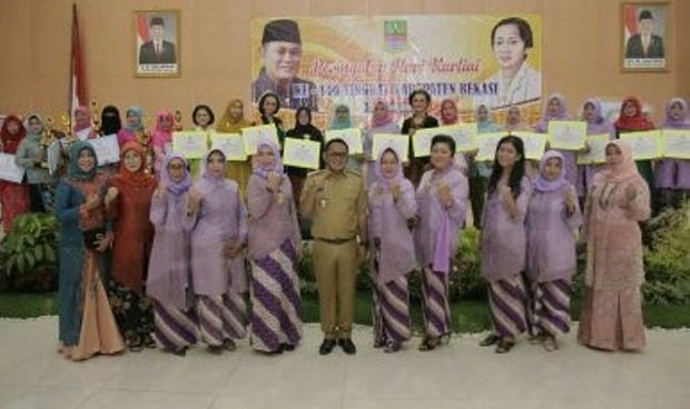 Plt Bupati Bekasi foto bersama panitia penyelenggara lomba Hari Kartini. 
