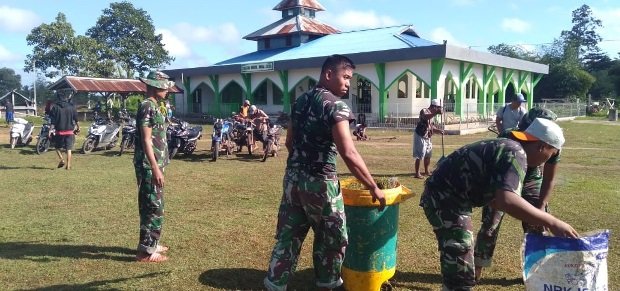 Foto: para warga beserta TNI nampak sedang kerja bakti