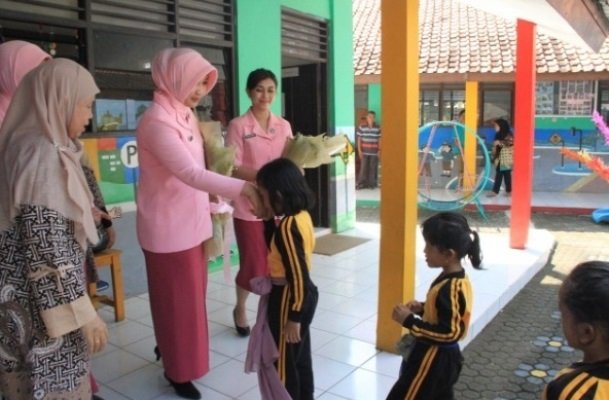 foto: terlihat anak anak TKmenyalami   Intan Hengki, 