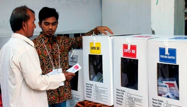 foto: Warga memegang kertas suara yang telah dicoblos saat pemungutan suara ulang (PSU) Pemilu 2019 di TPS 024, Ciloang, Serang, Banten, Minggu (21/4/2019). 
