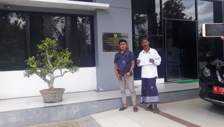 Foto: Dua warga Desa Lapa Laok saat di Kejari Sumenep