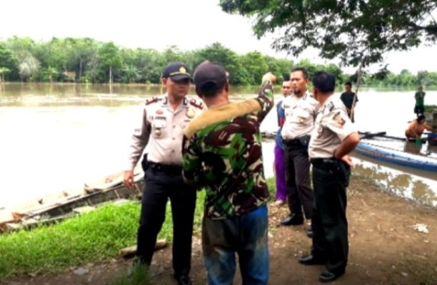 Foto: Petugas gabungan saat melakukan pencarian korban hilang