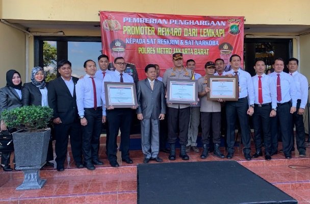 Foto: pemberian penghargaan Promoter Reward Kepada Polres Metro Jakarta Barat