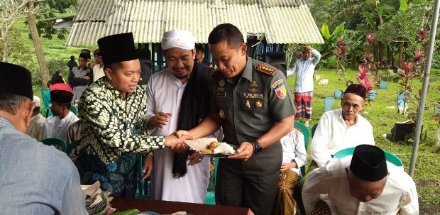 foto: peresmian Dua Makam Sesepuh Warga Desa Sumber Sari