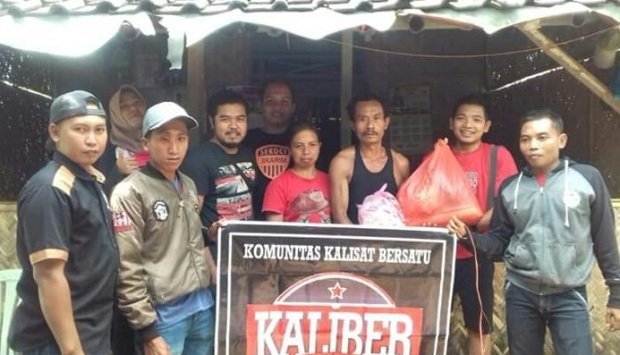 Foto: anggota Kaliber Jember di rumah janda sebatang kara di Plalangan