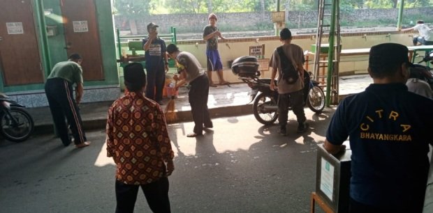 Foto: aparat kepolisian saat bakti sosial di masjid