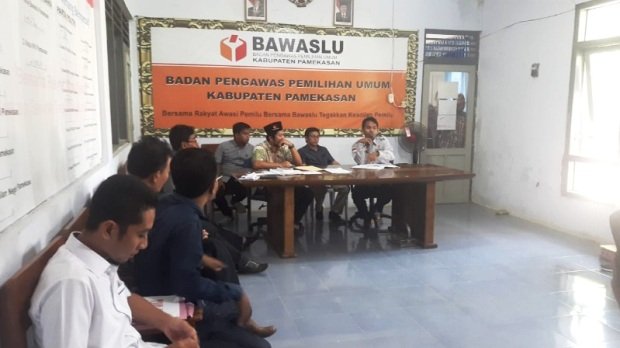Foto: Timses dan kuasa hukum caleg Golkar pamekasan saat mendatangi Bawaslu