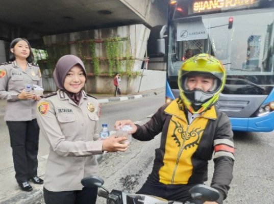 Foto: salah satu polwan cantik polres metro saat membagikan takjil pada pengendara