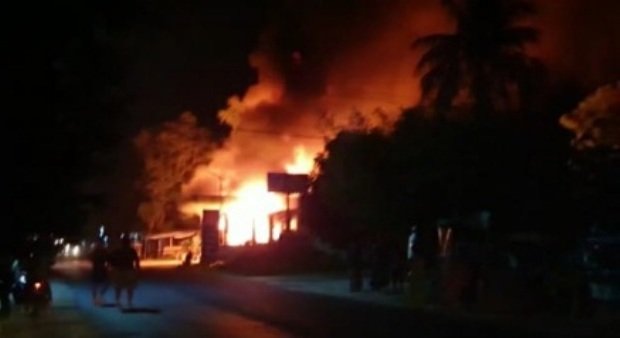 Foto: kobaran api kebaran pom mini milik anggota DPRD Sumenep