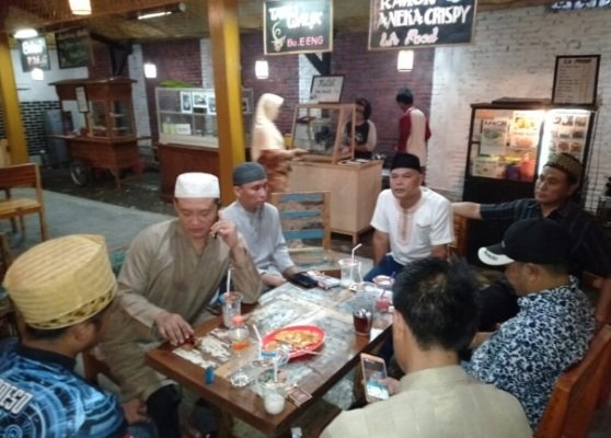 Foto: Bukber Camat Arjasa - Jember Bukber di warung Babe