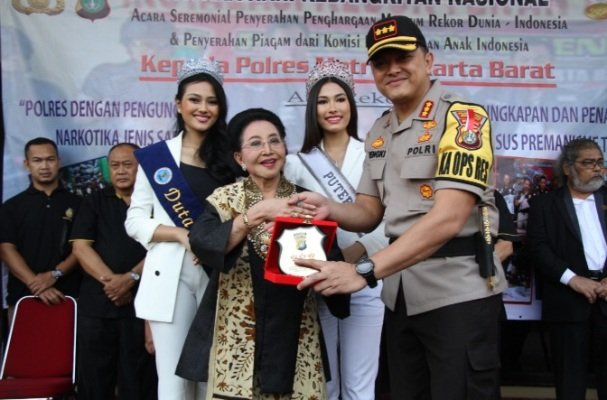 Foto: Kapolres Metro Jakarta Barat saat menerima penghargaan