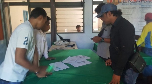 Foto: warga pademawu saat laporan ke Bawaslu
