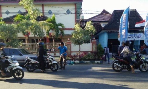 Foto: Bagi - bagi takjil anggota PWI Sumenep