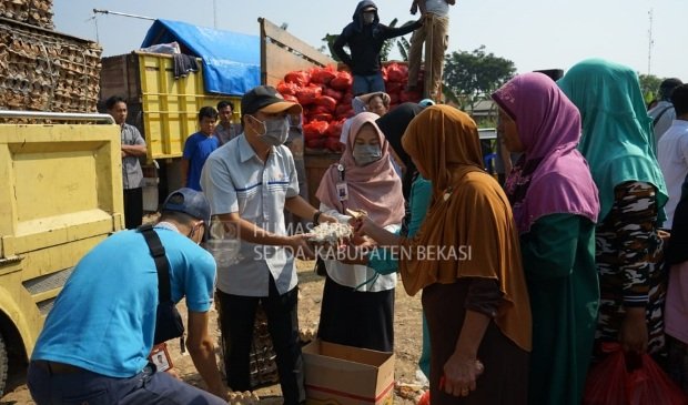Foto: operasi pasar murah pemkab bekasi