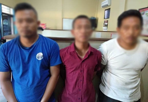 Foto: Tiga tersangka sabu saat diamankan petugas