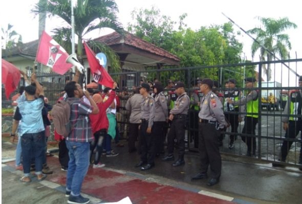 Foto: Sejumlah mahasiswa demo kantor dpr