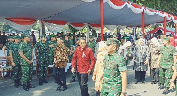Foto: Kodam V Brawijaya usai meresmikan bazar murah ramadan