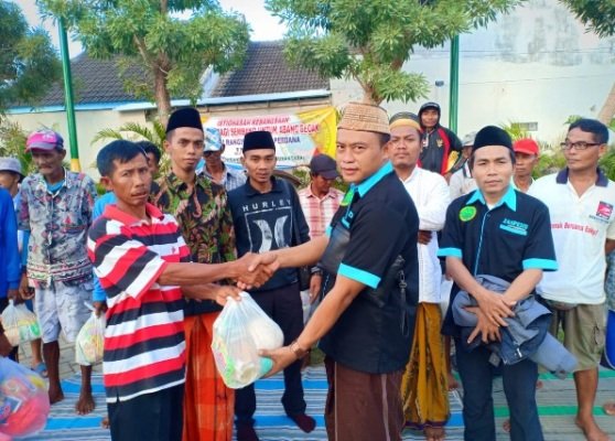 Foto: Mohammad Masrul saat membagikan sembako pada abang becak