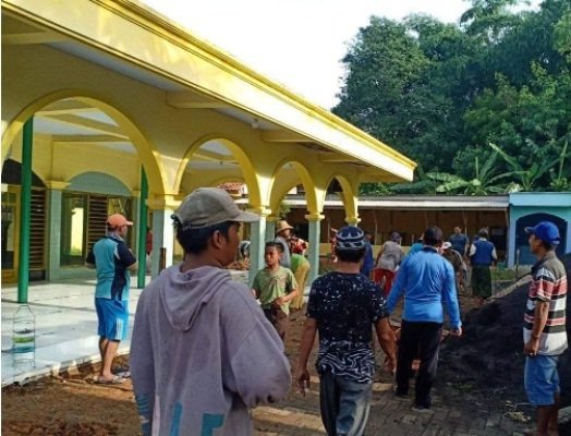 Foto: Remas Darul Muttaqien saat melakukan kerja bakti membangun masjid