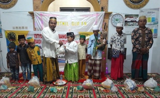 Foto: Wawan, Korcam Jaspenu Batuputih saat memberikan kepada anay yatim