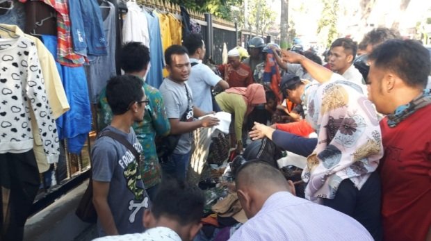 Foto: Bazar Baju Gratis Forum Wartawan Pamekasan