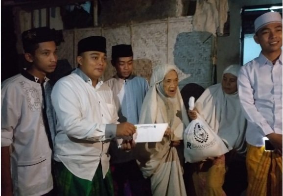 Foto: Pemberian santunan pada kaum duafa' dan anak yatim