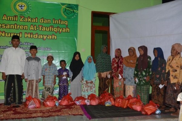 Foto: Pemberian santunan pada kaum duafa' dan anak yatim Lembaga Amil Zakat dan Infaq PP At Taufiqiyah Tambaksari – Rubaru