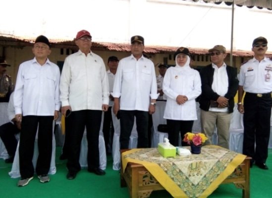 Foto:Dari kiri, Bupati Sumenep A Busyro Karim, Menteri Perhubungan, Wapimpres, Gubernur Jawa Timur, Komis 5 DPR, Dinas Perhubungan Jawa Timur