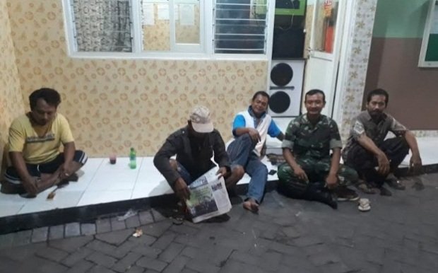 Foto: Babinsa Kendangsari saat lakukan siskamling