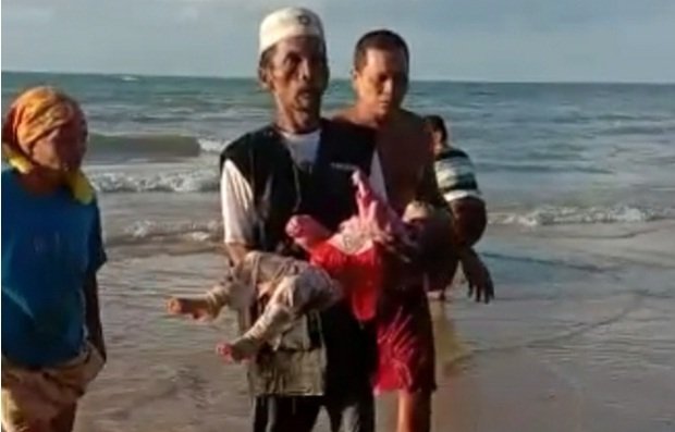 Foto: Salah satu korban perahu tenggelam di Sumenep saat dievakuasi
