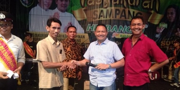 Foto: Warga pangarengan saat menerima Sim gratis dari polres sampang