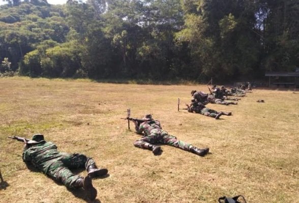 Foto: personel Korem 083/Baladhika Jaya saat mengikuti latihan menembak