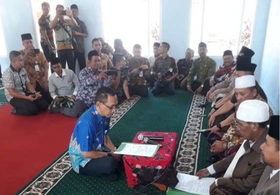 Foto: Anang Djoenaed, Kepala BPBD Sampang saat prosesi muallaf