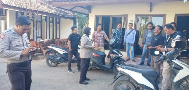 Foto: aparat polres sumenep saat sidak base camp wartawan