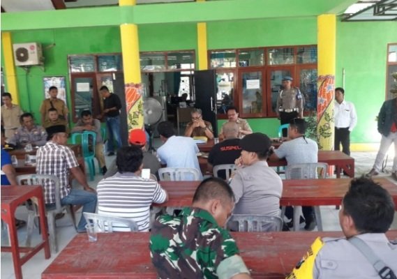 Foto: puluhan warga saat meluruk kantor kelurahan kolpajung pamekasan