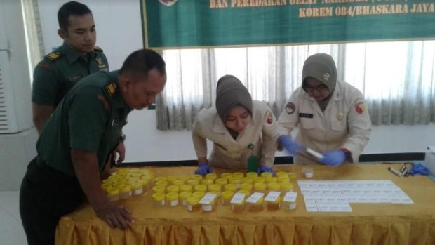 Foto: Tes urine ratusan prajurit Korem 084/Bhaskara Jaya