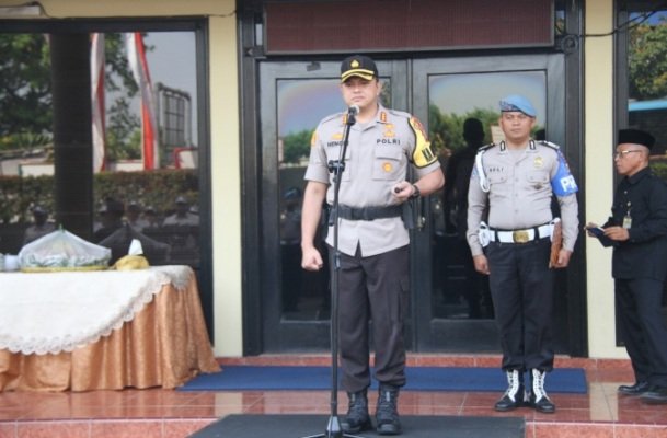 Foto: Kapolres Jakbar saat memimpin Upacara Korp Raport Periode 01 Juli 