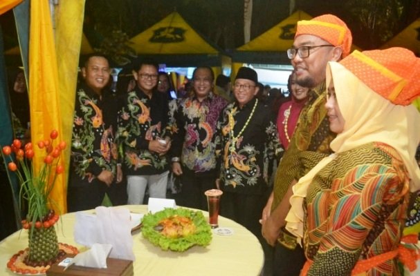 Foto: Bupati Sumenep A Busyro Karim dan Ketua Forikan Kab. Sumenep Nur Fitriana Busyro