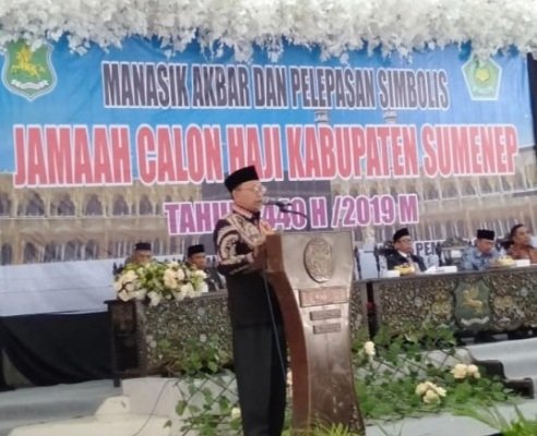 Foto: Bupati Sumenep A Busyro Karim, saat memberikan sambutan diacara mansik haji akbar 