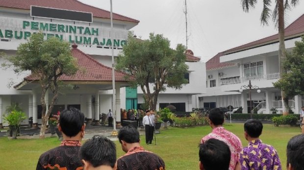 Foto: Pj. Sekda Lumajang  saat memimpin apel (sumber humas dan protokoler pemkab Lumajang)