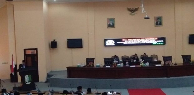 Foto: Wakil Bupati Sampang membacakan Nota Penjelasan Enam Raperda dan Dua Usulan Bupati di Ruang Paripurna DPRD