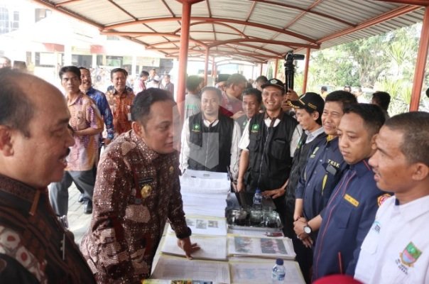 Foto: Bupati Bekasi, Eka Supria Atmaja, beserta jajarannya meninjau langsung acara yang dipusatkan di Kantor Kecamatan Cikarang Utara 