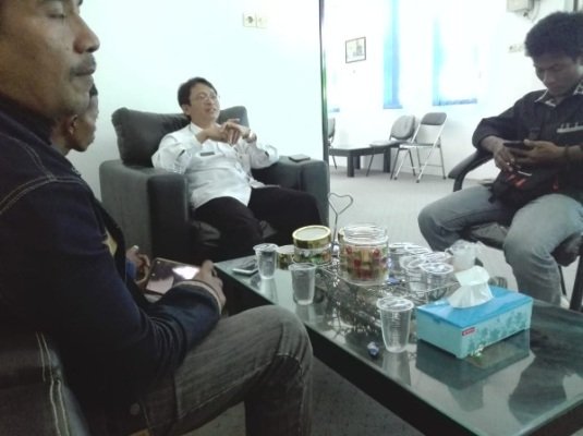 foto: warga sampang saat konfirmasi mahalnya biaya medis